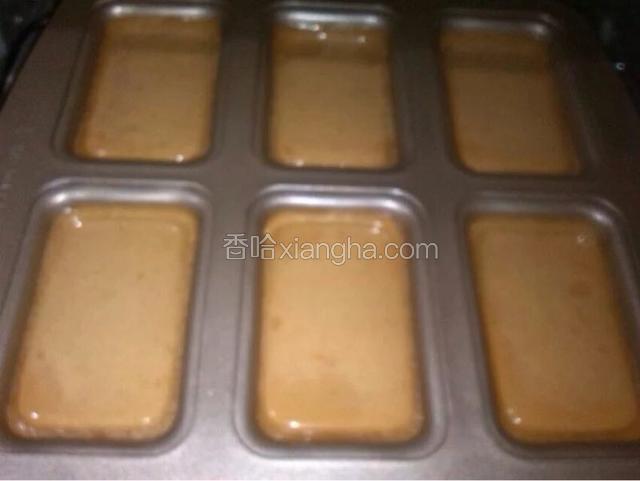 倒入模具七分满放入上下200度烤30分钟烤至表面焦糖色即可。