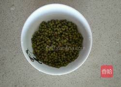 乳鸽百合炖绿豆汤的做法图解2