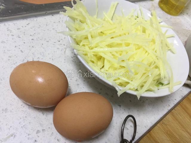 土豆切丝.最好切到最细.或者用刮丝刀.准备鸡蛋.