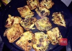 橄榄菜鸡蛋香煎面包片的做法图解5