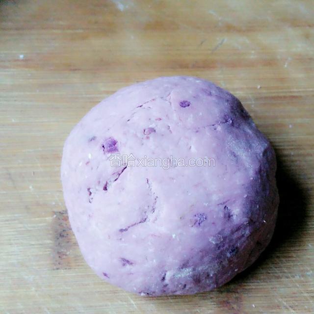 加入适量面粉，和成面团
