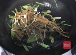 香干木耳炒芹菜的做法图解5