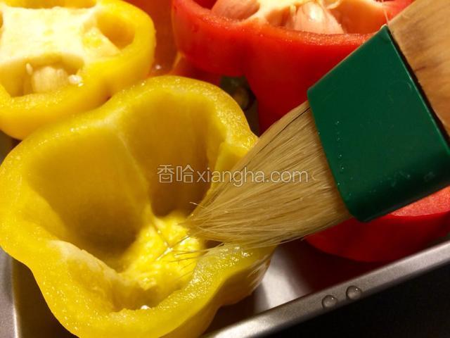 在甜椒里面撒上盐并抹上油；