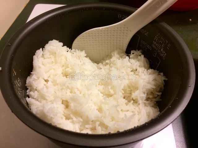 香米做成米饭后拨散；