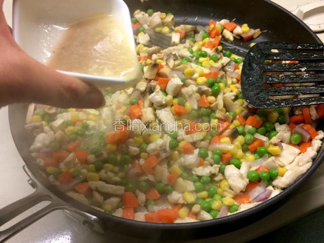 加入鸡汁，并入盐和黄姜粉、胡椒粉翻炒；