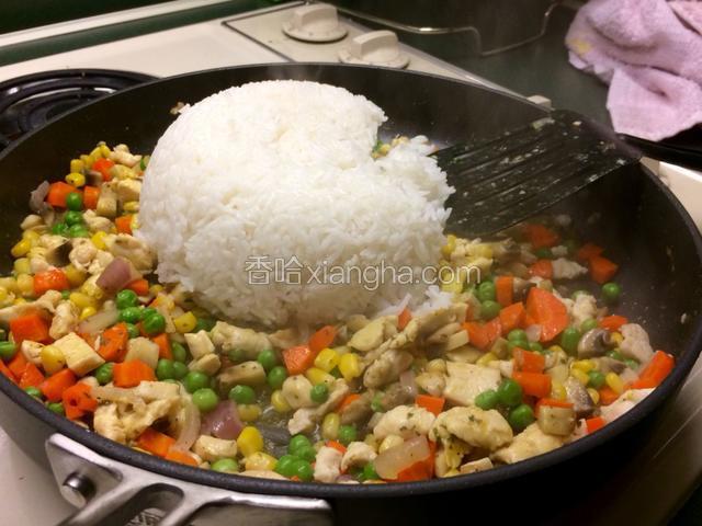 加入米饭翻炒均匀；