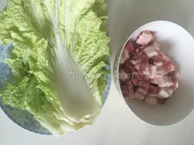 白菜叶洗净，肉切块。