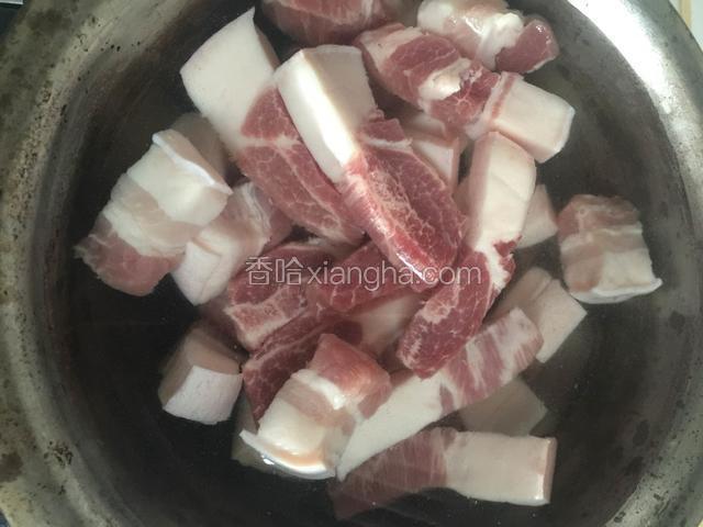 肉块凉水下锅，水开焯去血沫。