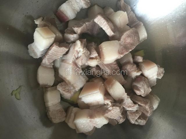 放肉翻炒一分钟。