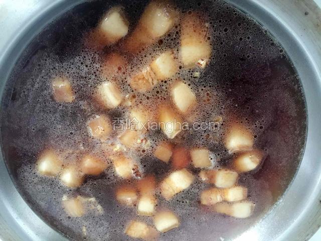 加清水炖煮，水量为肉块的3倍。