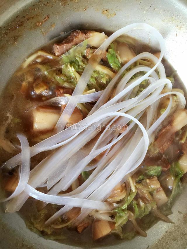 继续炖煮10分钟，放粉条。