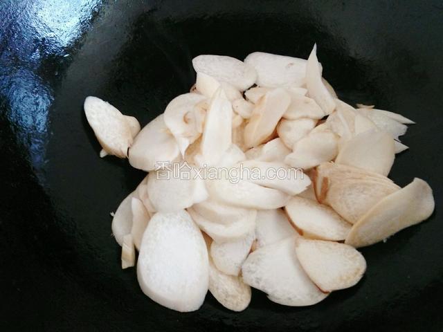 放杏鲍菇翻炒。