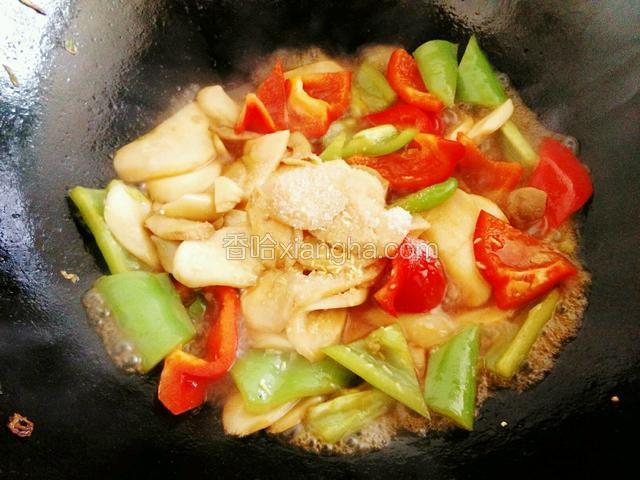 炒熟后放盐，鸡精，香油，翻炒均匀。