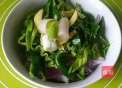 Illustration of how to make onion, green pepper and tenderloin mixed with slivers 7