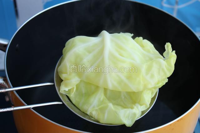 大约两三分钟即可将卷心菜捞出