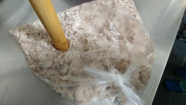再用擀面杖竖着按压一会儿，感觉压的差不多细了就可以把塑料袋打开