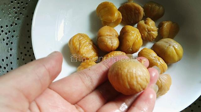 煮熟的板栗直接倒入盆内至清水冲凉。


剥好的板栗。