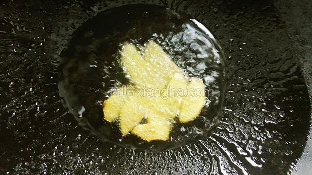锅子烧热，油微热，倒少量的油，先放入生姜片。