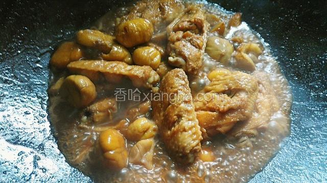 在略为翻炒一下，要汤汁拌饭的，就关火起锅装盘。