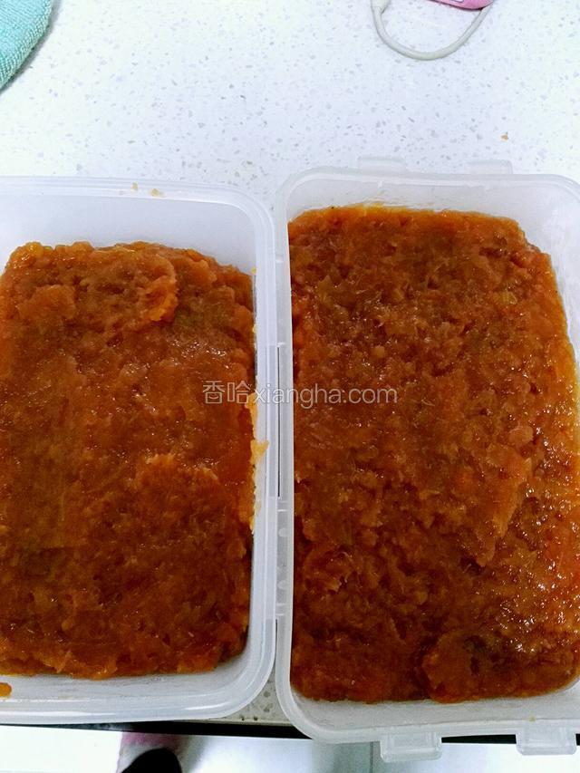 熬制水份挥发，山楂绵软时，用勺将其压碎，熬的越浓稠，山楂的胶质越明显，熬到很难搅拌就好了，倒入保鲜盒定型