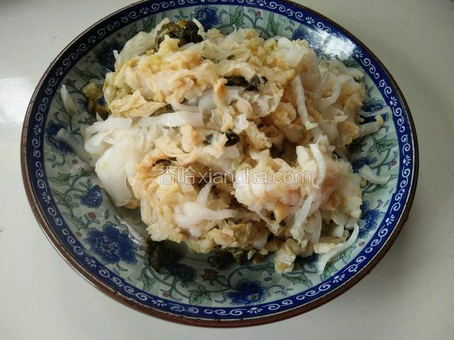 洗净切成图下这样的条状，再用手挤掉些水分
