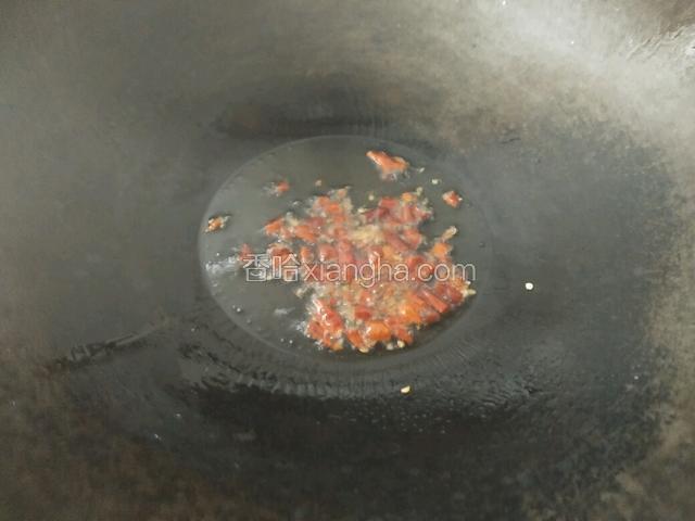 锅里放油烧热倒入辣椒呛香！这时为了防止辣椒烧糊可以关一下火炒下辣椒
