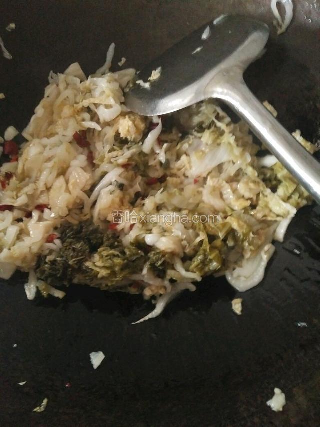 待辣椒呛香开火到入切好的酸白菜翻炒，再放锅盖闷一下，再放盐，鸡精，生抽翻炒起锅！
