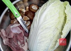大白菜香菇猪肉饺子的做法图解1
