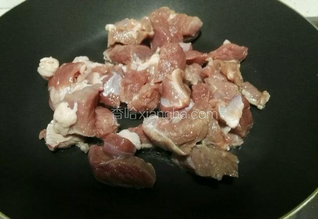把羊肉放不粘锅里干炕（不用放油）