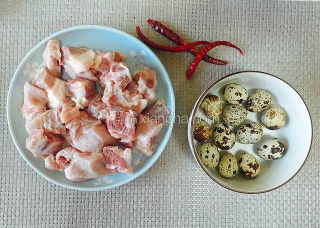 准备食材，另：排骨泡在水中去掉血水，鹌鹑蛋放进锅里冷水煮，水开了再煮4分钟。