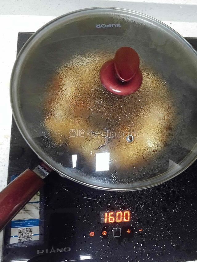 盖上锅盖焖。