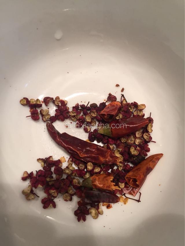 准备好的辣椒段和花椒快递加入锅内