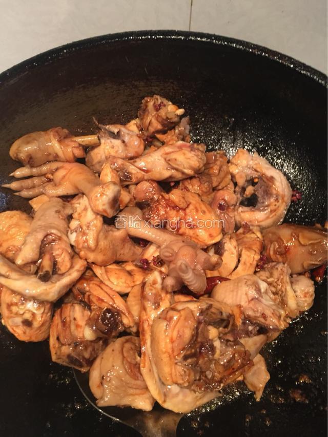 加入鸡肉块翻炒上糖色.