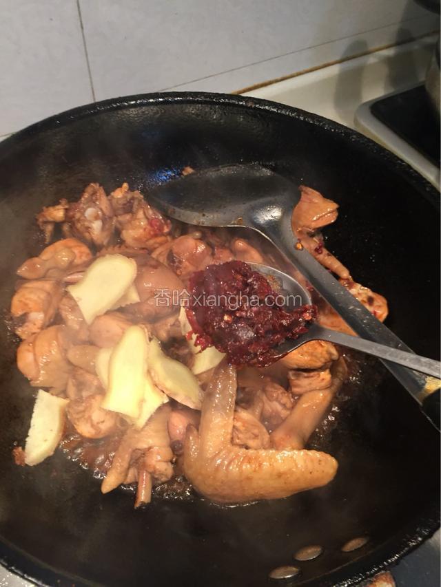 加入姜片.一勺豆瓣酱.翻炒