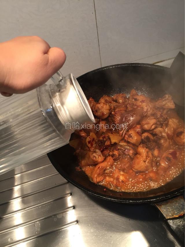 炒出少量油后加入凉开水.