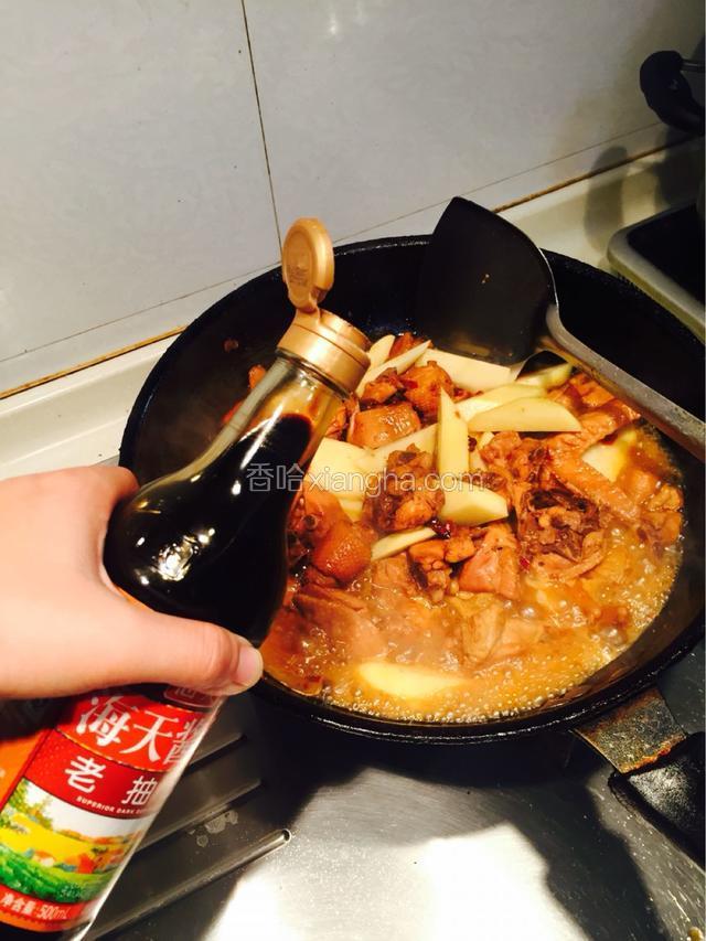 鸡肉炖十分钟左右.基本熟了加入切好的土豆块.加少量盐.因为放了豆瓣酱所以盐要少放.加点生抽再调一下色.