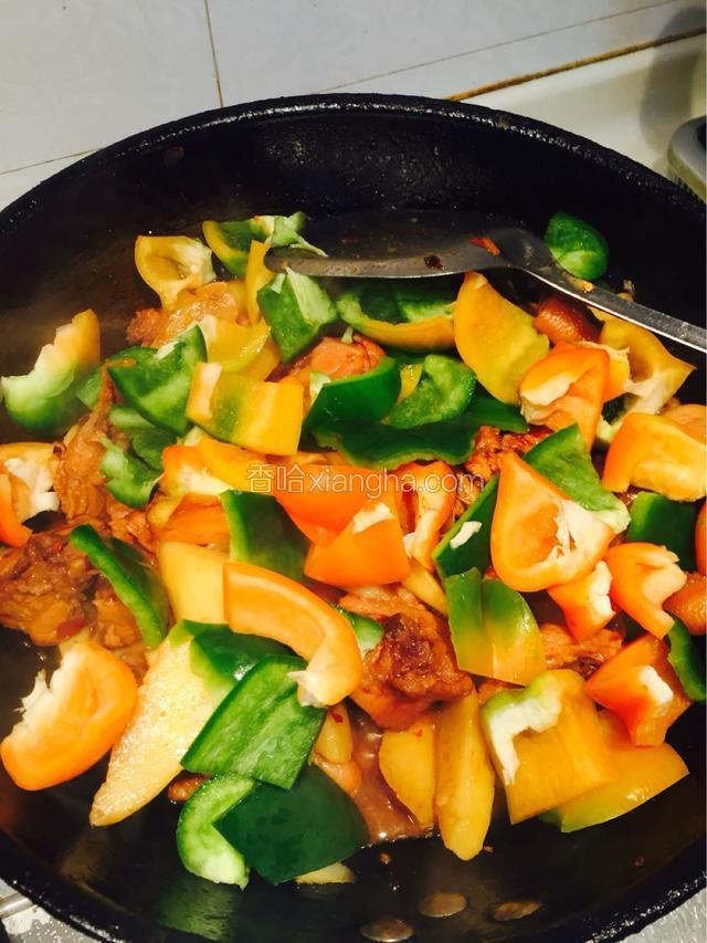 土豆熟了以后加入青红椒.青红椒炒片刻就可以了.生的就可以吃.不要炒太过了.