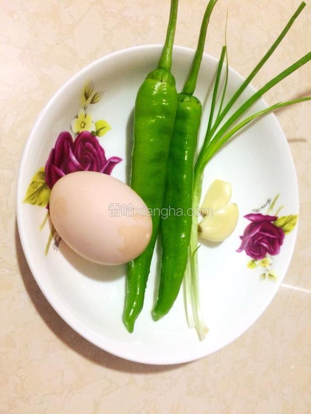 准备好食材（不喜欢吃辣的就选择不辣的青椒做食材）