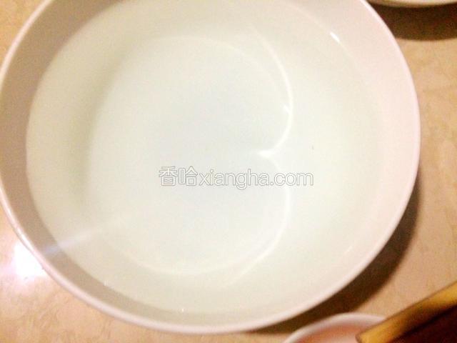 取一个容器倒入适量水