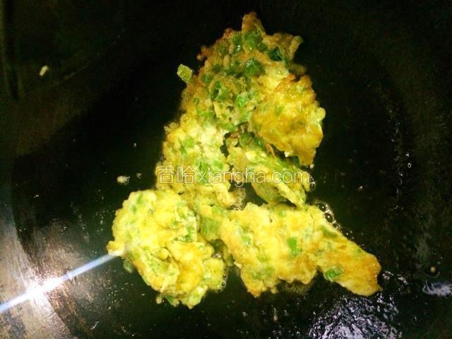 将鸡蛋稍稍打散