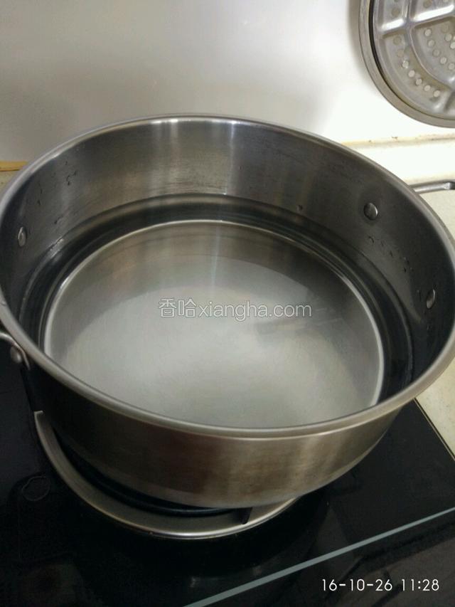 烧锅水，烧开后把木耳放入煮五分钟左右！