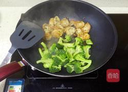 豆腐肉末香肠炒西兰花的做法图解3