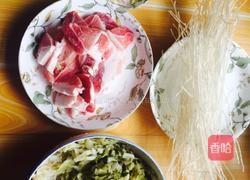 酸菜猪肉炖粉条的做法图解1