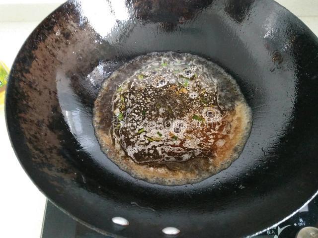 放入适量的水，加入盐，胡椒粉，生抽，老抽，白糖