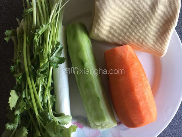 准备豆腐皮、削皮黄瓜、去皮胡萝卜和大葱、香菜。