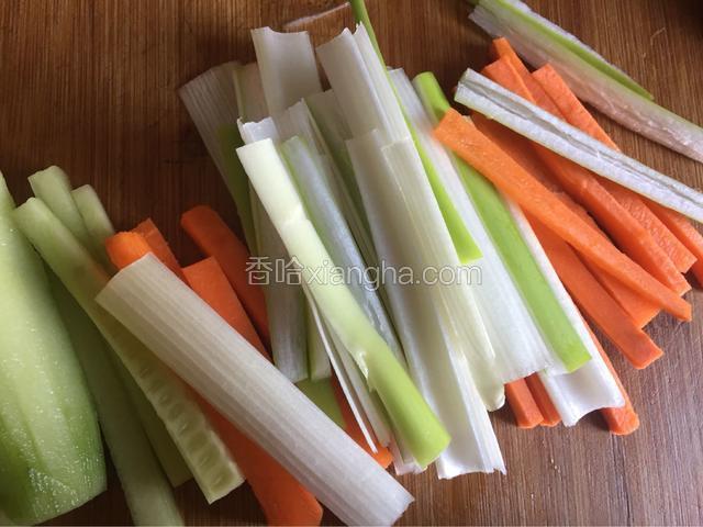 大葱、胡萝卜、黄瓜切条。