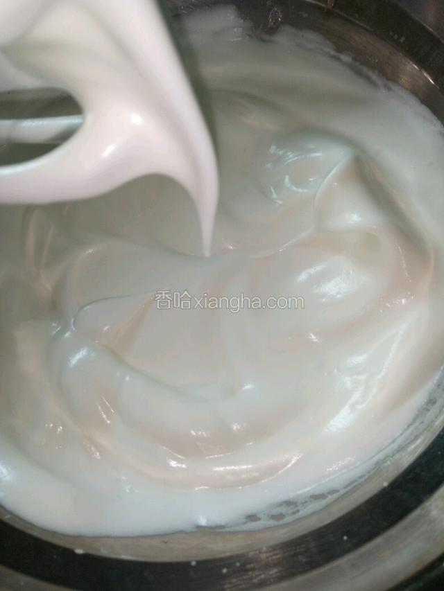 打发两分半钟左右至湿性发泡，即提起打蛋器，拉出尖细弯钩，蛋白霜打发完成。