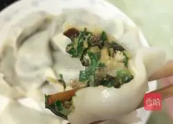 Illustration of how to make leek, mushroom, and fungus meat dumplings 10