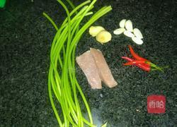 爆炒瘦肉蒜芯的做法图解1