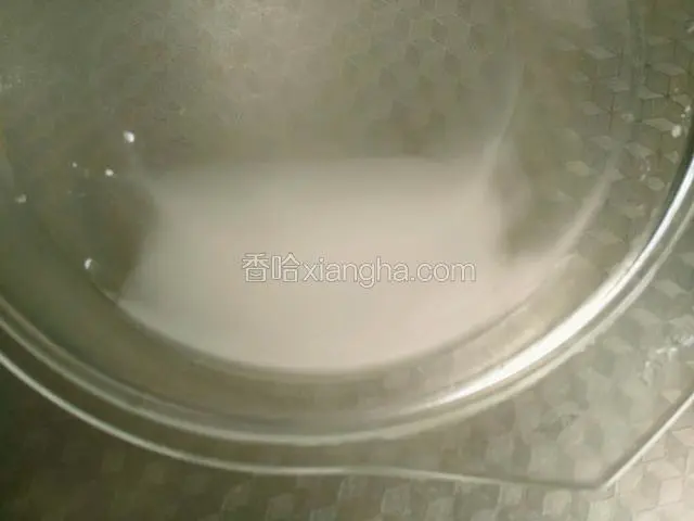 拿少许淀粉用凉水搅匀。